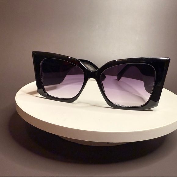 Sophisticated Black Square Sunglasses - Picture 3 of 4